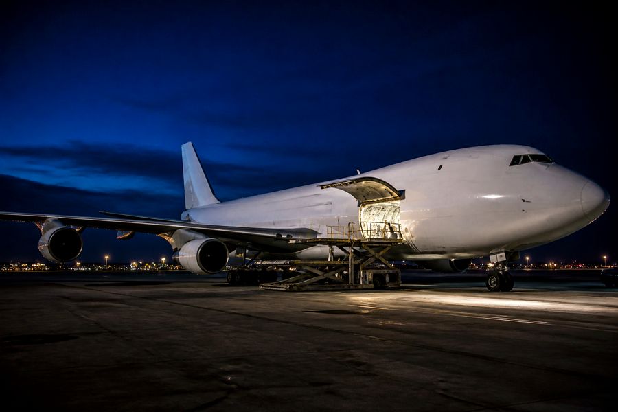 Avión de carga en pista durante operación nocturna